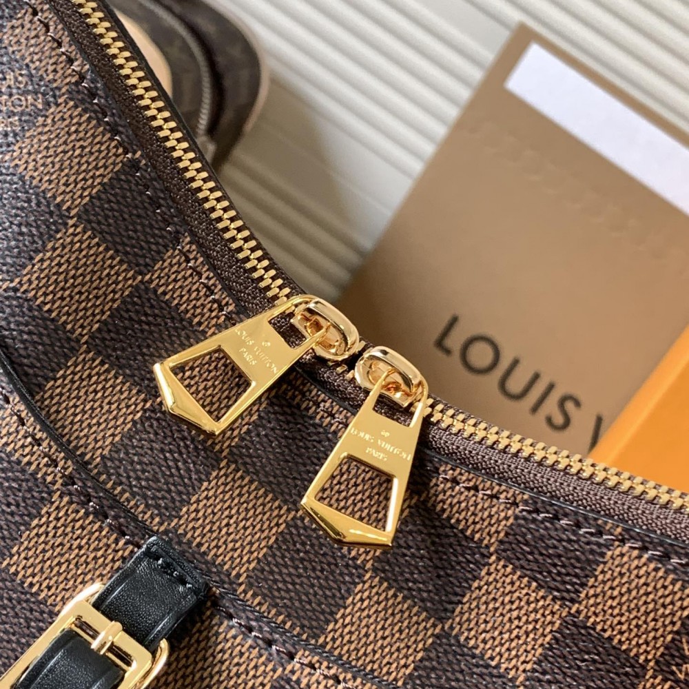 Louis Vuitton black shoulder strap bucket bag Louis Vuitton black shoulder strap bucket bag