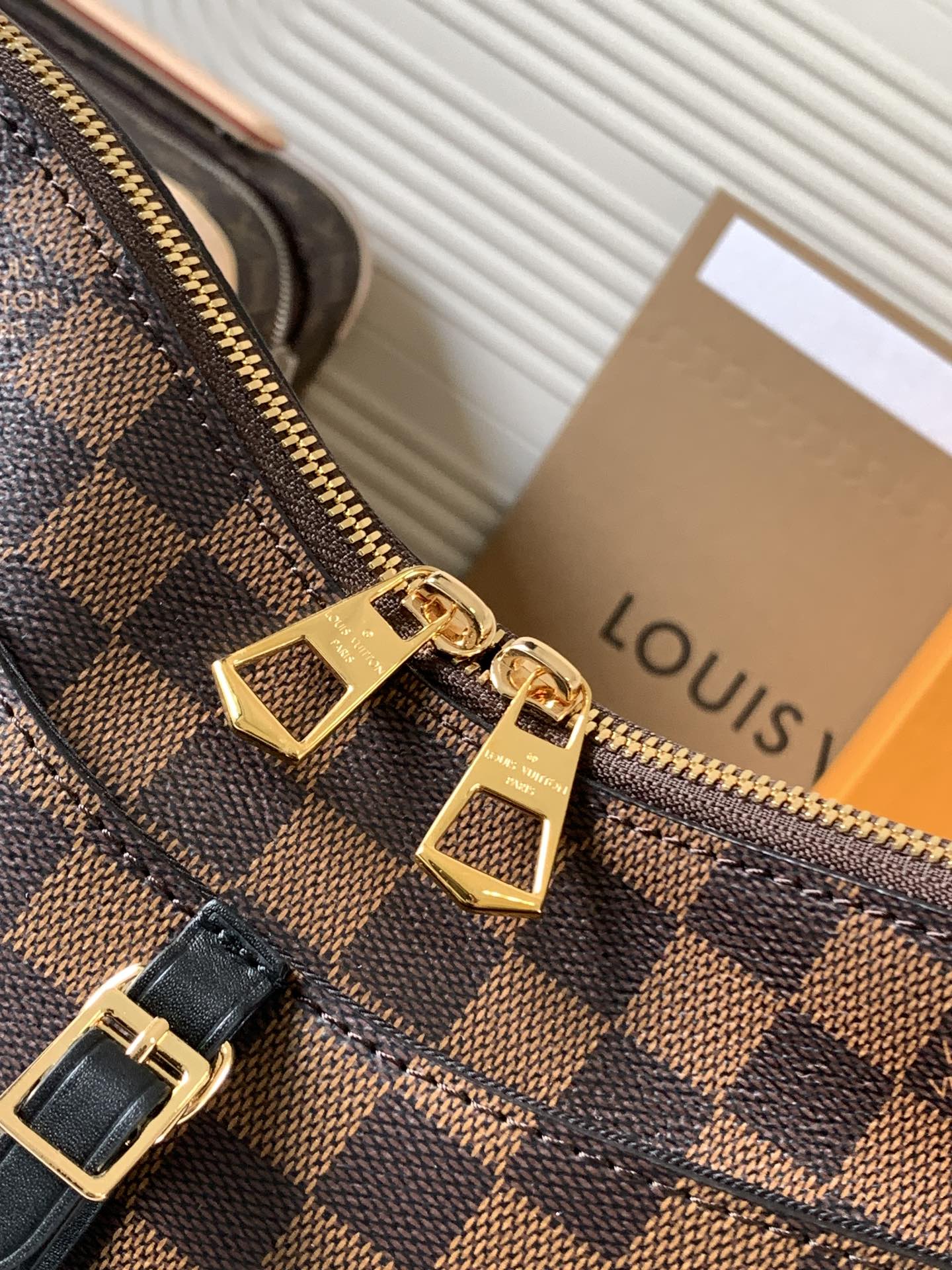 Louis Vuitton black shoulder strap bucket bag Louis Vuitton black shoulder strap bucket bag
