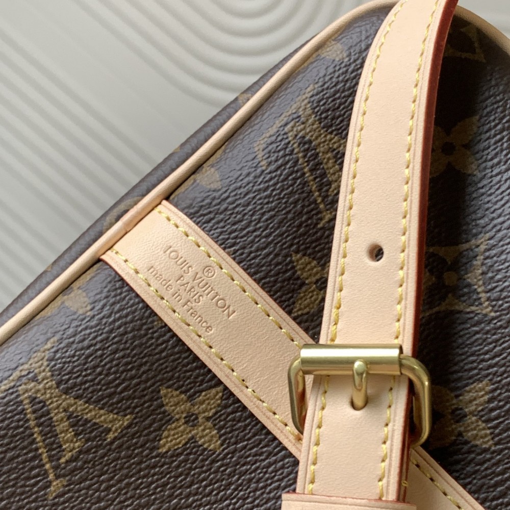 Louis Vuitton Speedy 30 Medium Bag in Textured Canvas Louis Vuitton Speedy 30 Medium Bag in Textured Canvas