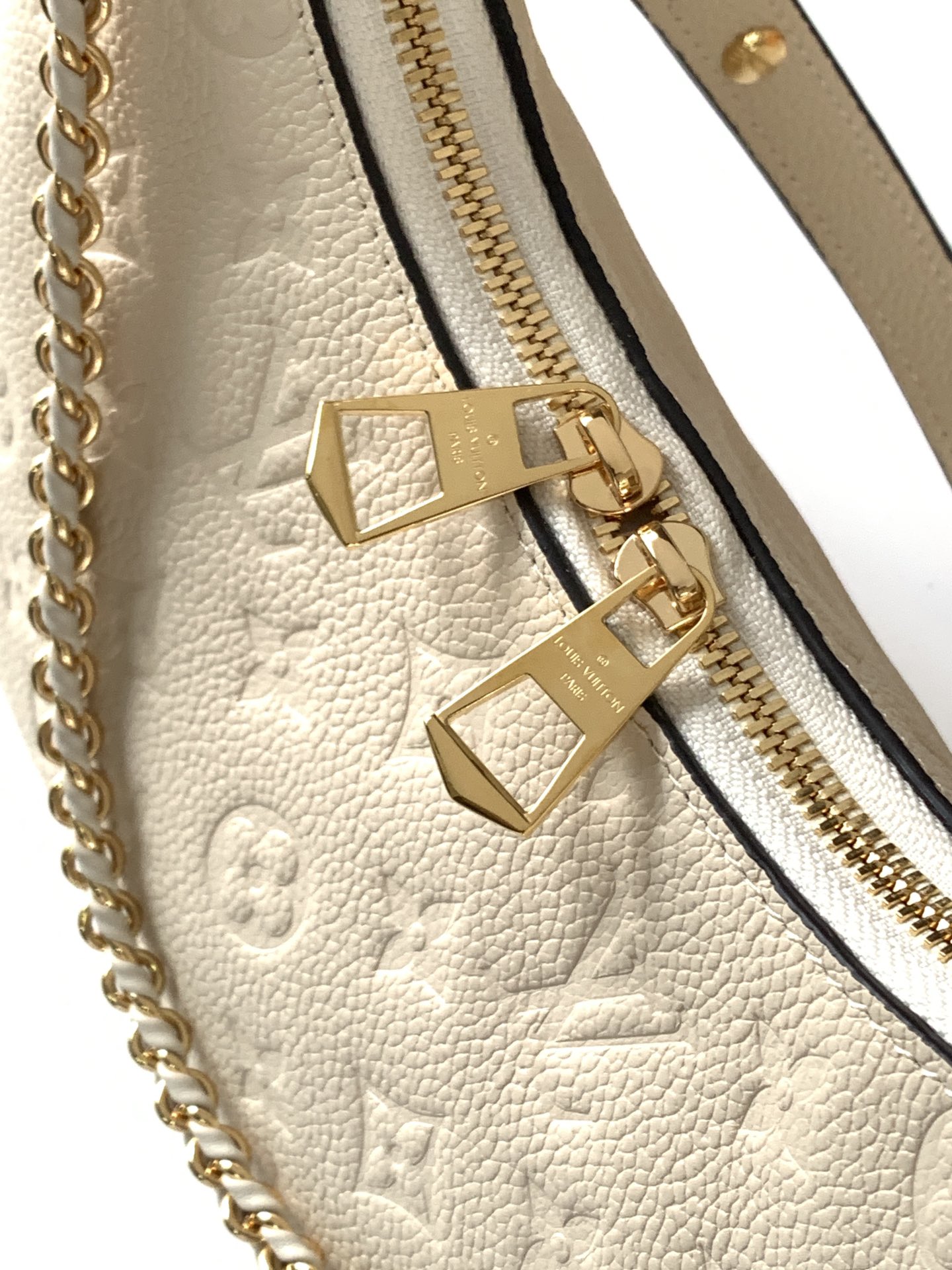 Louis Vuitton ONTHEGO Medium Classic White Canvas Textured Half Moon Bag Louis Vuitton ONTHEGO Medium Classic White Canvas Textured Half Moon Bag