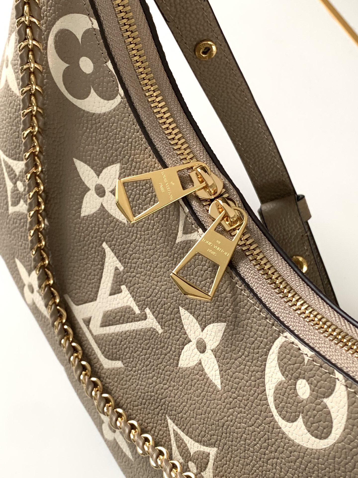 Louis Vuitton ONTHEGO series medium classic floral canvas textured half moon bag Louis Vuitton ONTHEGO series medium classic floral canvas textured half moon bag