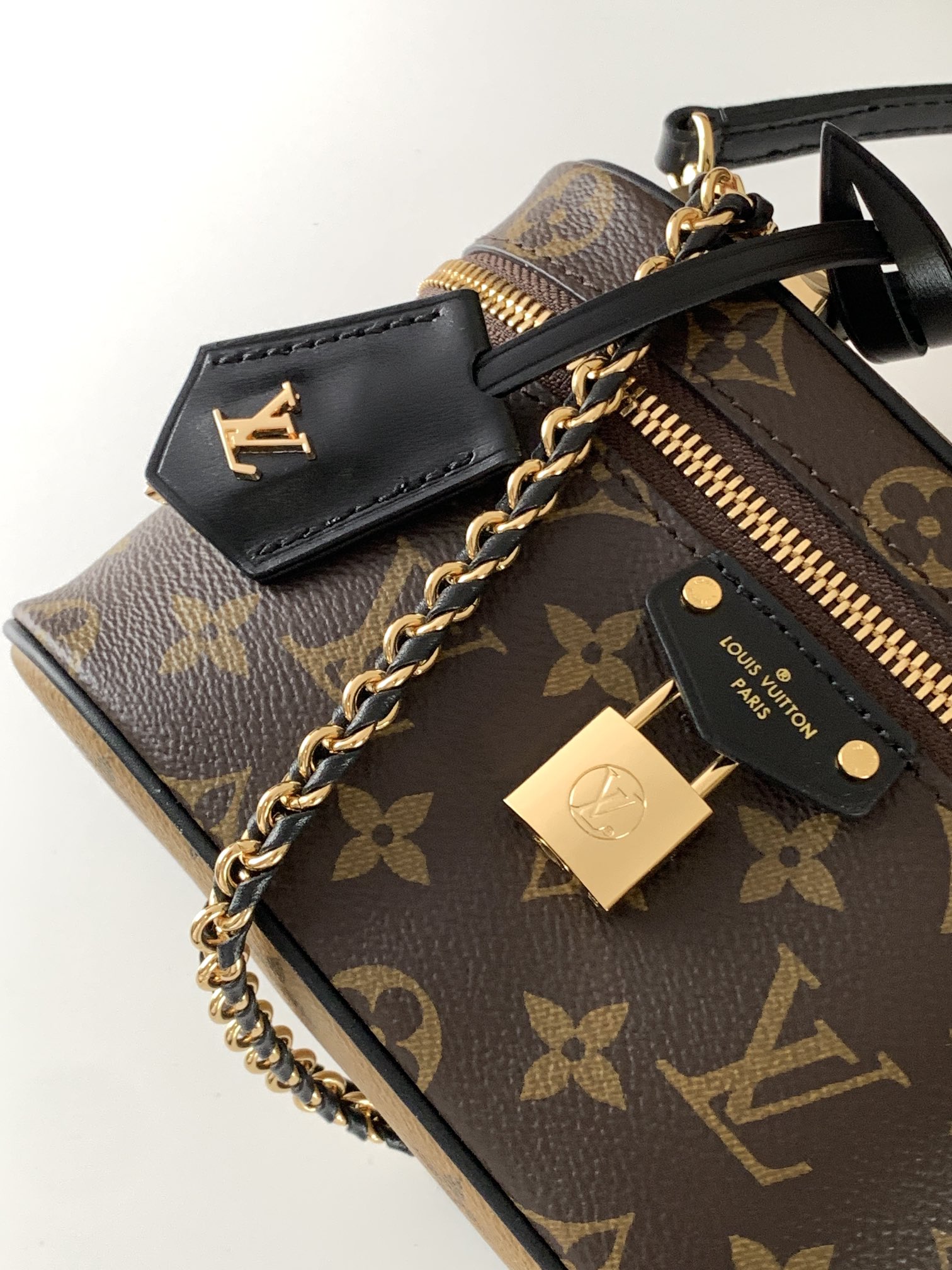 Louis Vuitton Classic Vintage Canvas Textured Tote Louis Vuitton Classic Vintage Canvas Textured Tote