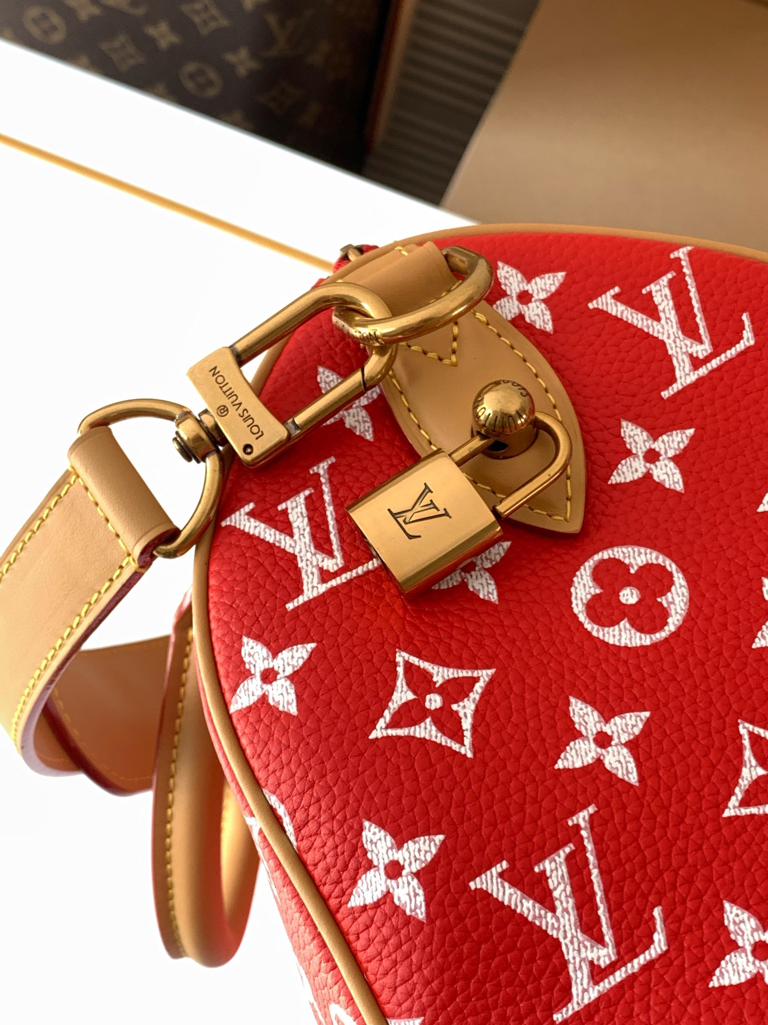 Louis Vuitton SPEEDY red canvas textured tote bag Louis Vuitton SPEEDY red canvas textured tote bag
