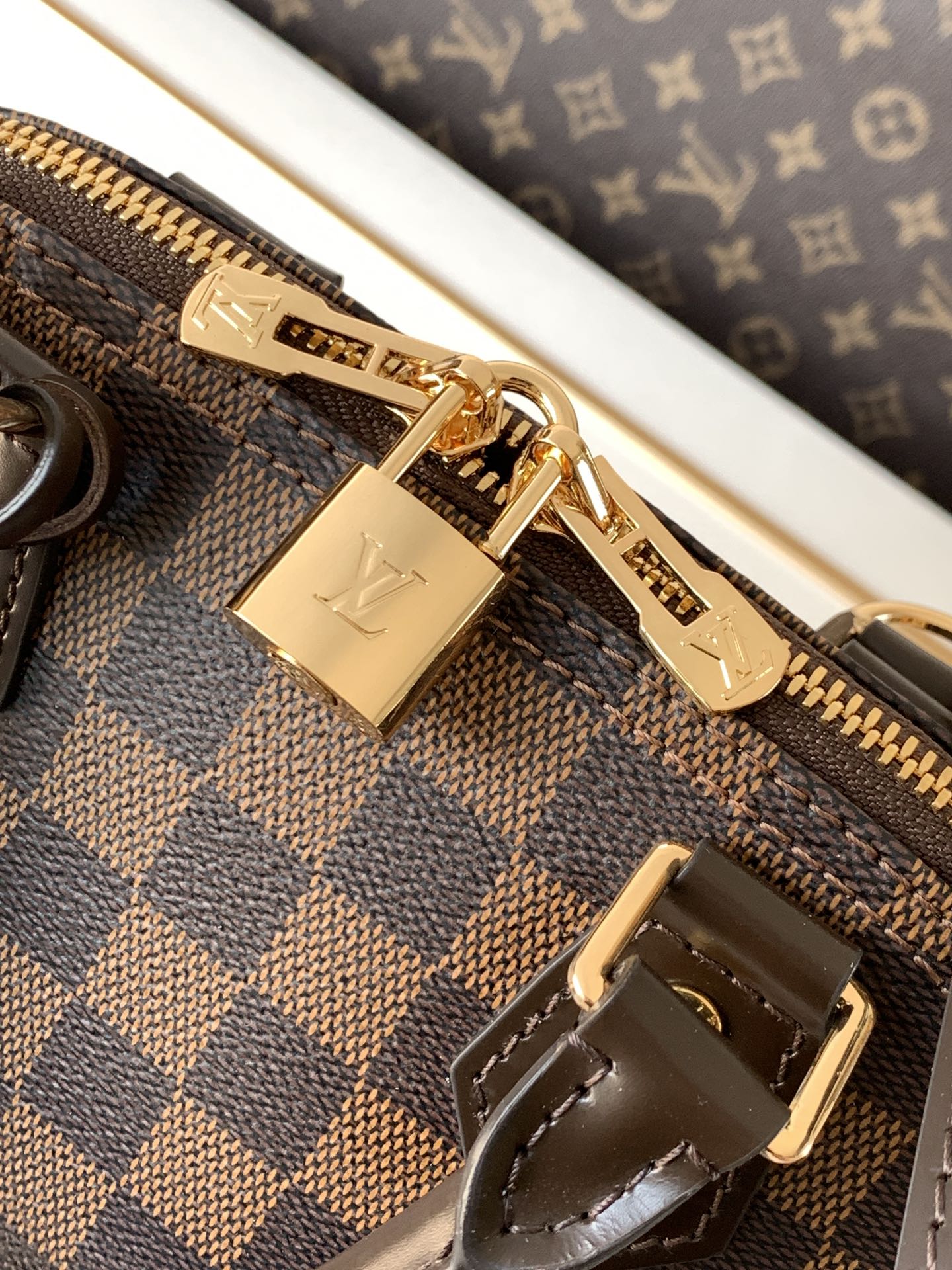 Louis Vuitton SPEEDY series primary color checkerboard texture handbag Louis Vuitton SPEEDY series primary color checkerboard texture handbag
