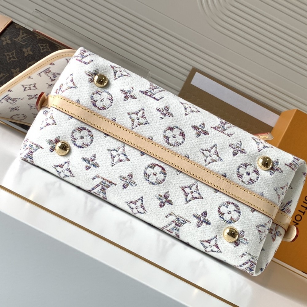 Louis Vuitton ONTHEGO series floral canvas textured handbag Louis Vuitton ONTHEGO series floral canvas textured handbag