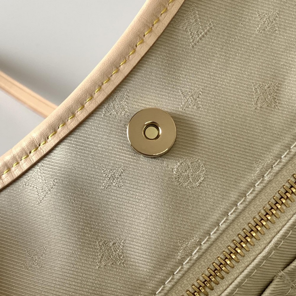 Louis Vuitton ONTHEGO series floral canvas textured handbag Louis Vuitton ONTHEGO series floral canvas textured handbag