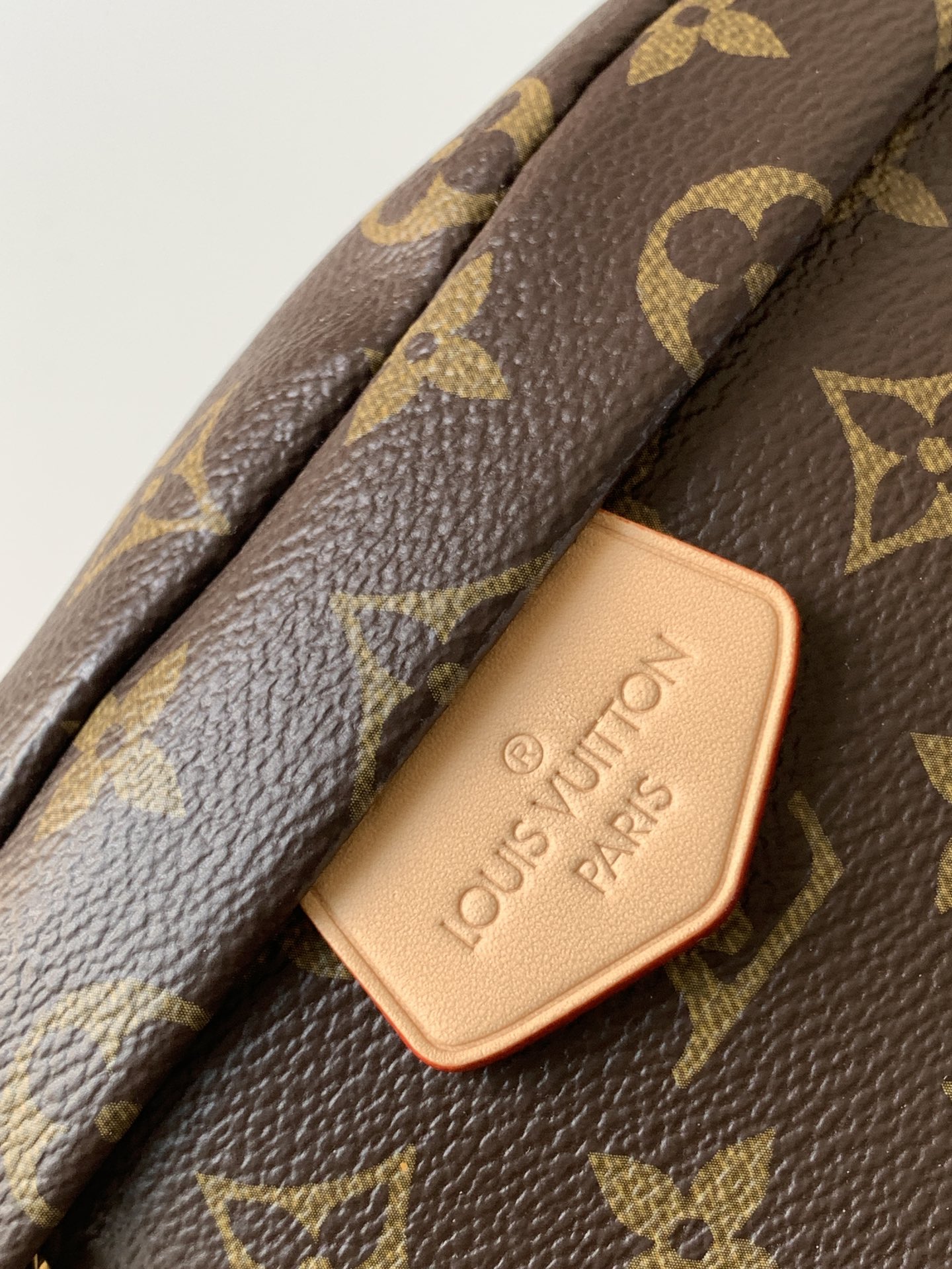 Louis Vuitton DISCOVERY Small Fanny Pack Louis Vuitton DISCOVERY Small Fanny Pack
