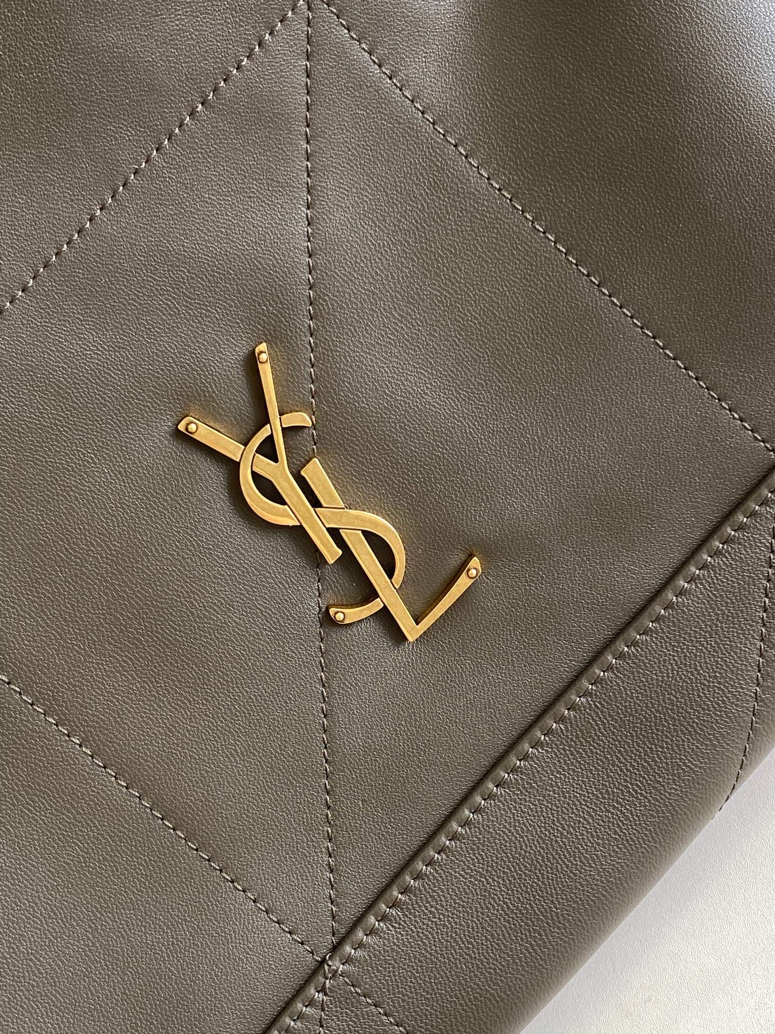 Saint Laurent large capacity exquisite hardware genuine leather dark green tote bag style Saint Laurent large capacity exquisite hardware genuine leather dark green tote bag style