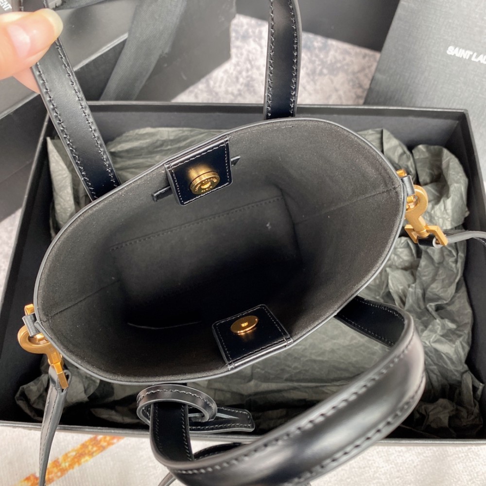 Saint Laurent textured black classic hardware leather chain handbag Saint Laurent textured black classic hardware leather chain handbag